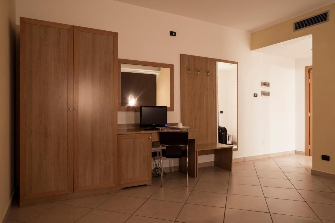 Manhattan Village Hotel Sulmona Eksteriør billede