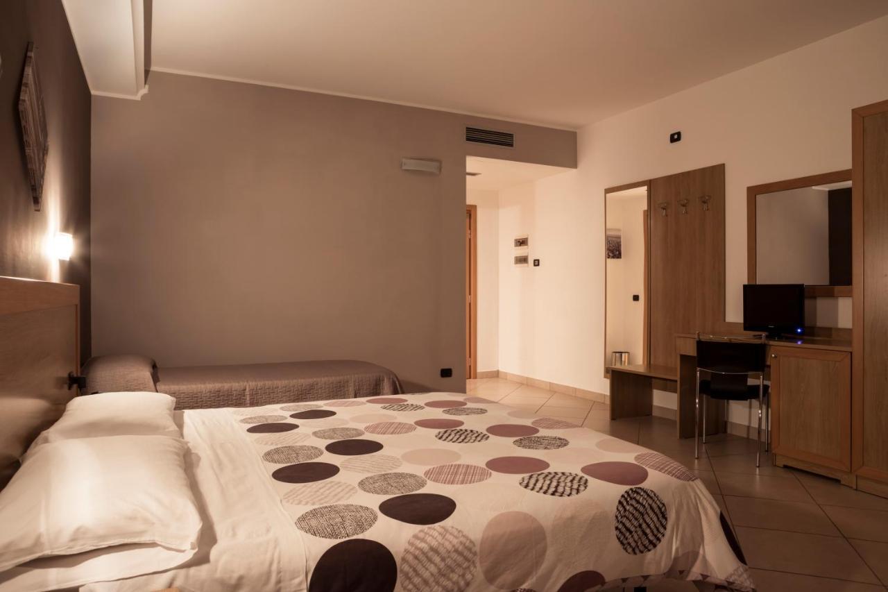 Manhattan Village Hotel Sulmona Eksteriør billede
