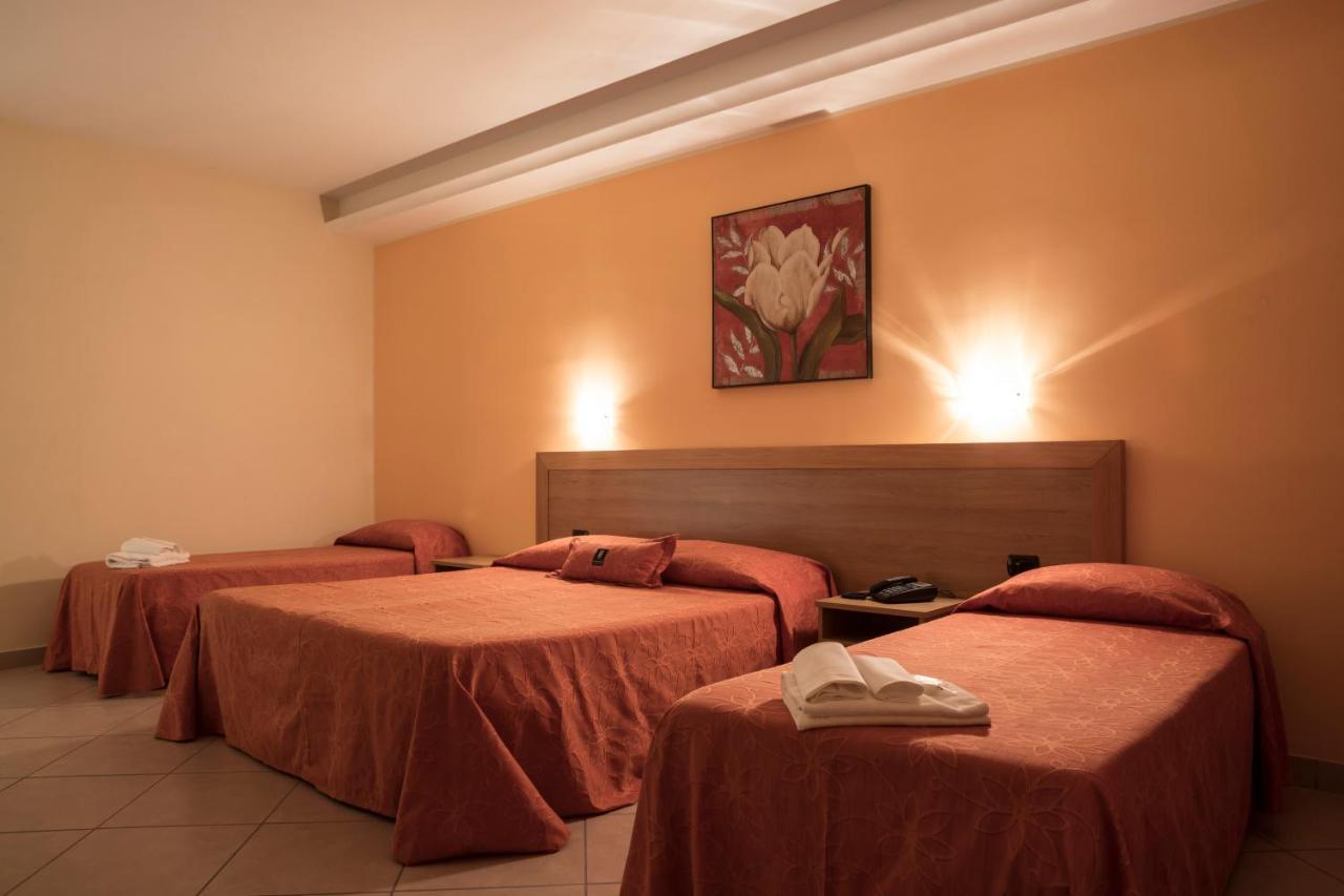 Manhattan Village Hotel Sulmona Eksteriør billede